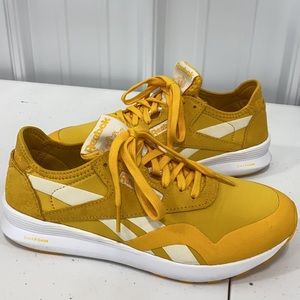 Women’s Reebok tennis shoes